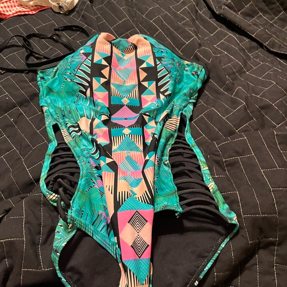 WOMENS BSTHING SUITS SND BIKINIS!! small and med